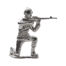 Load image into Gallery viewer, 1.2 Oz Kneeling Riflemen Silver Army Men Metalstacks